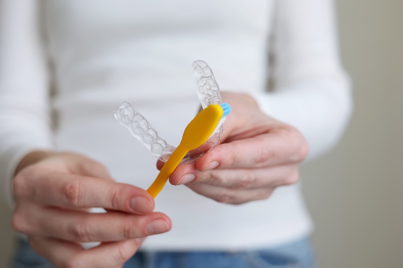 cleaning aligner with toothbrush